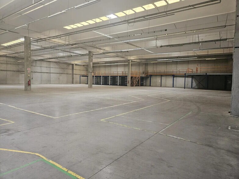 Flex in Marseille for lease - Interior Photo - Image 2 of 17