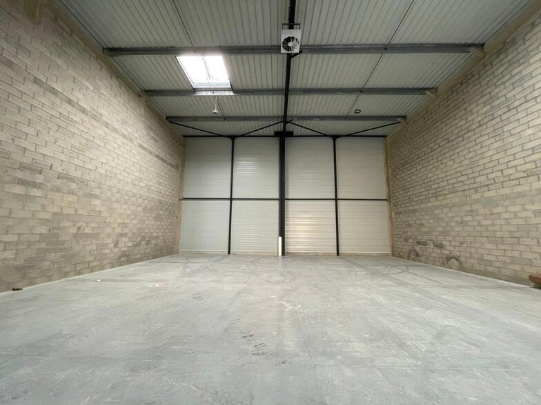 Industrial in Trappes for lease - Interior Photo - Image 2 of 10