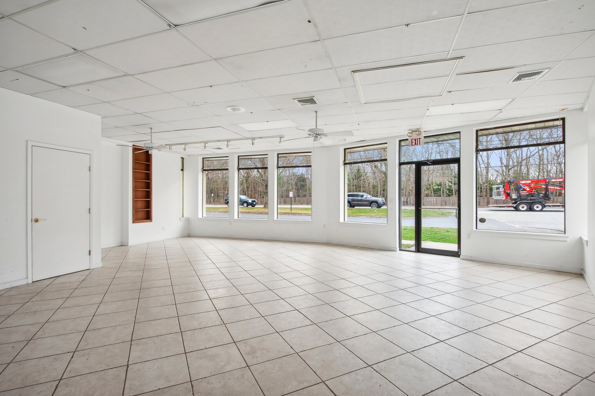 348 Montauk Hwy, Wainscott, NY for lease Interior Photo- Image 1 of 8