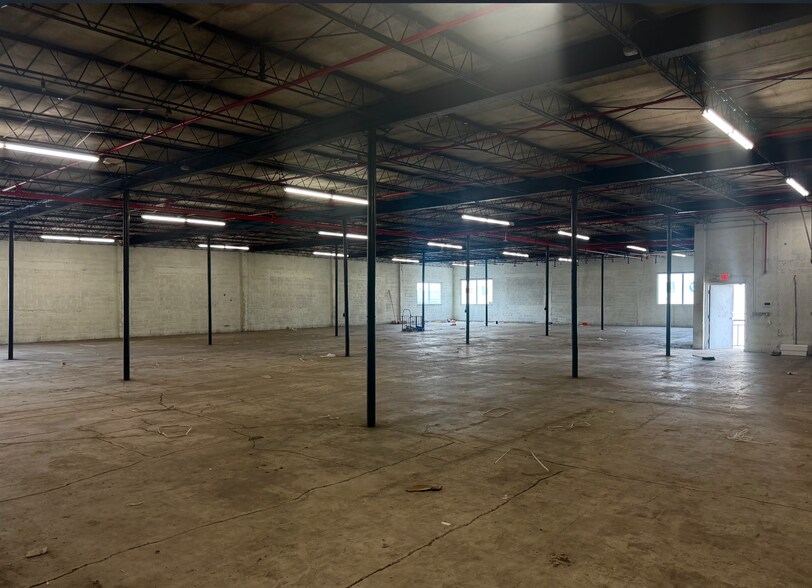 6220 NW 37th Ave, Miami, FL à louer - Photo du bâtiment - Image 2 de 4