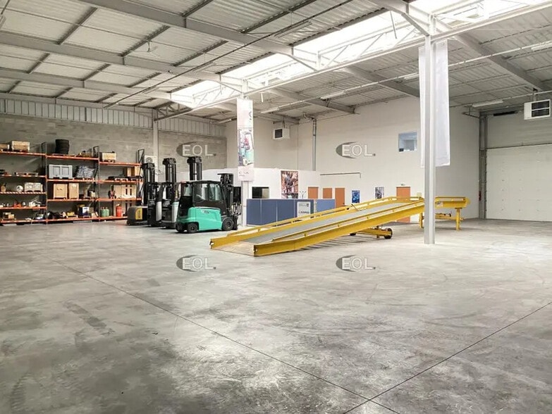 Industrial in Saint-Priest for lease - Interior Photo - Image 3 of 22