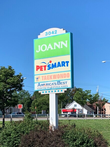 3042 Ridge Rd W, Greece, NY à louer - Photo du bâtiment - Image 2 de 11