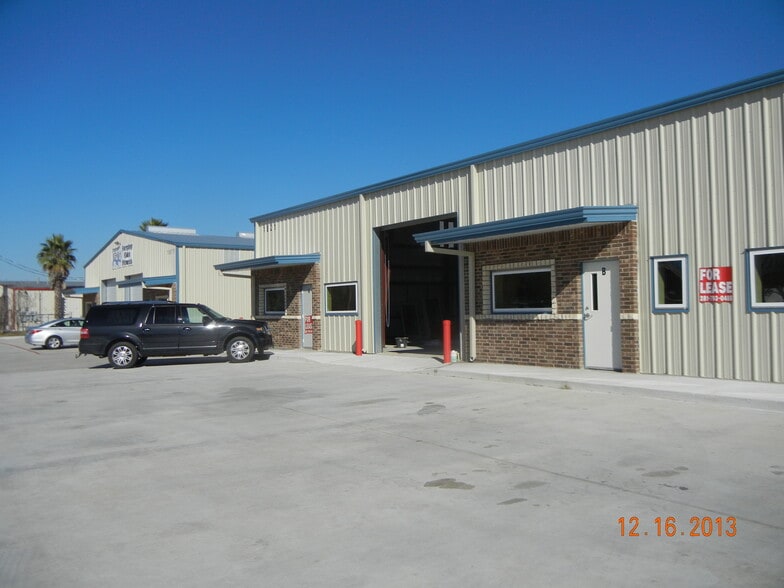 1821 Dickinson Ave, Dickinson, TX for lease - Building Photo - Image 1 of 16