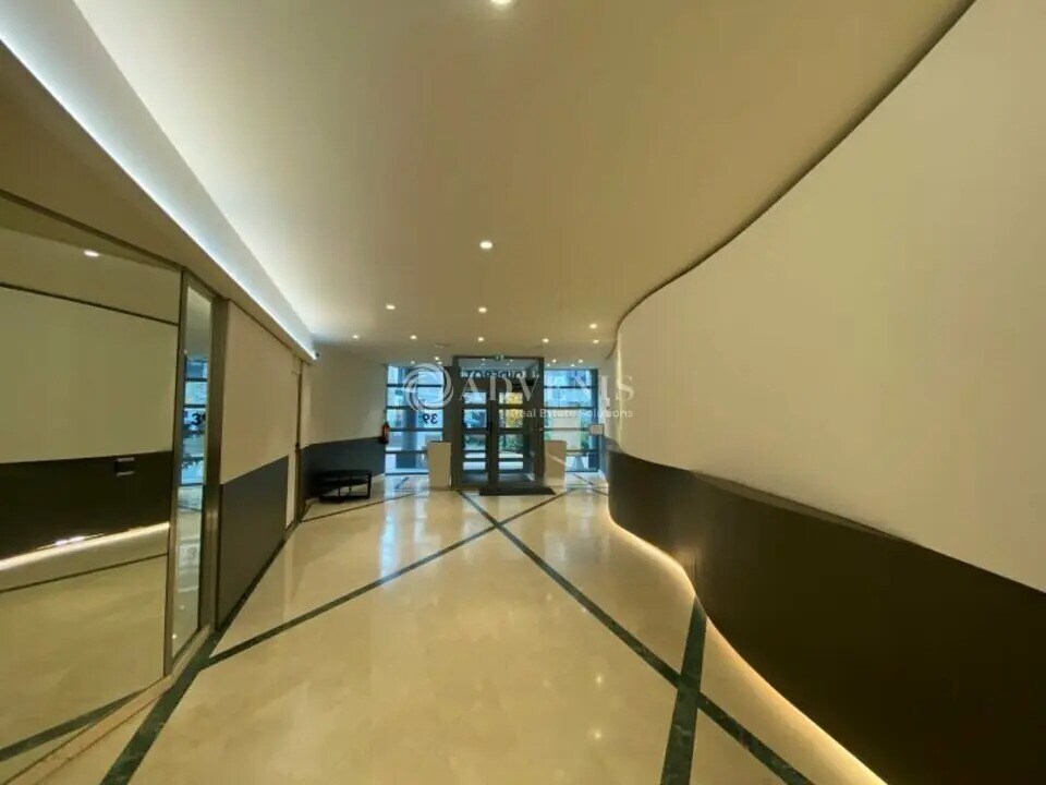 Office in Issy-les-Moulineaux for lease Lobby- Image 1 of 4