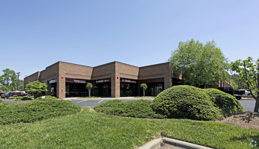 8100 North Point Blvd, Winston-Salem, NC à louer - Photo principale - Image 1 de 12