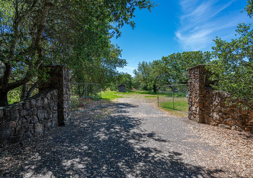 7044 Bennett Valley Rd, Santa Rosa, CA à vendre - Photo du bâtiment - Image 2 de 64
