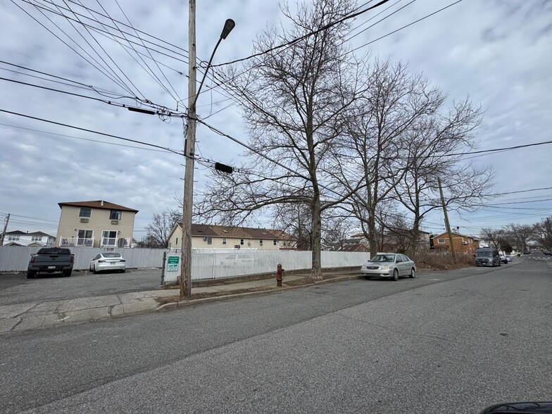 221 Finley ave, Staten Island, NY for sale - Primary Photo - Image 1 of 3