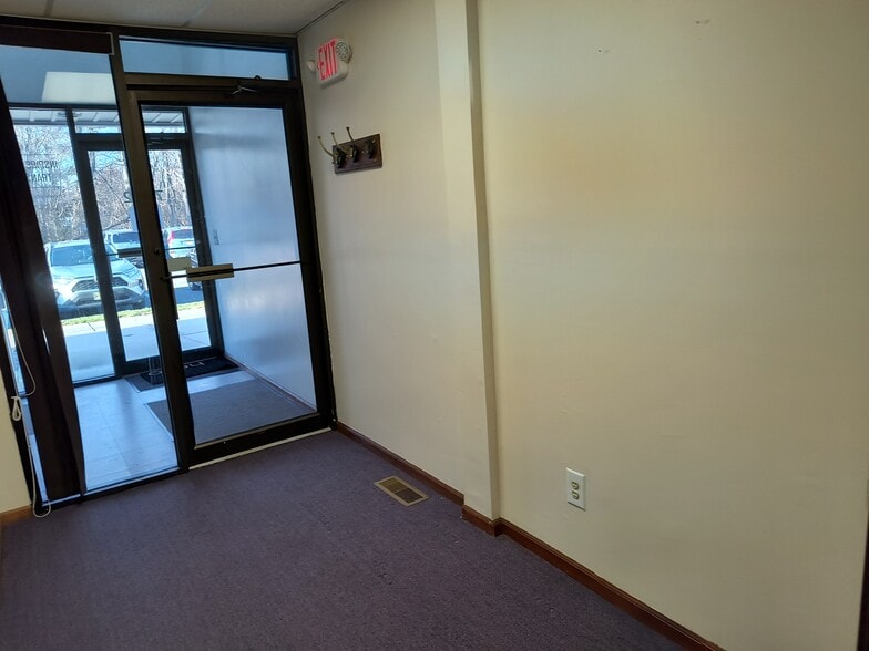 67-74 Brunswick Woods Dr, East Brunswick, NJ à louer - Hall d’entrée - Image 2 de 12