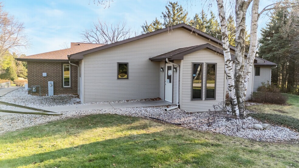 645 Hawthorne Dr, Omro, WI à vendre - Photo du bâtiment - Image 2 de 34