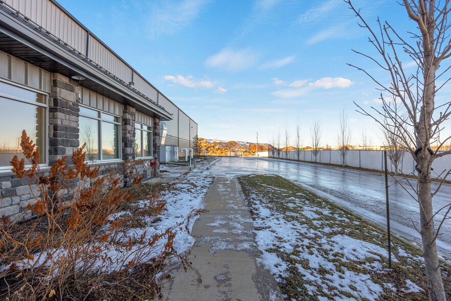340 Robertson Rd, Fort McMurray, AB à vendre - Photo du bâtiment - Image 3 de 23