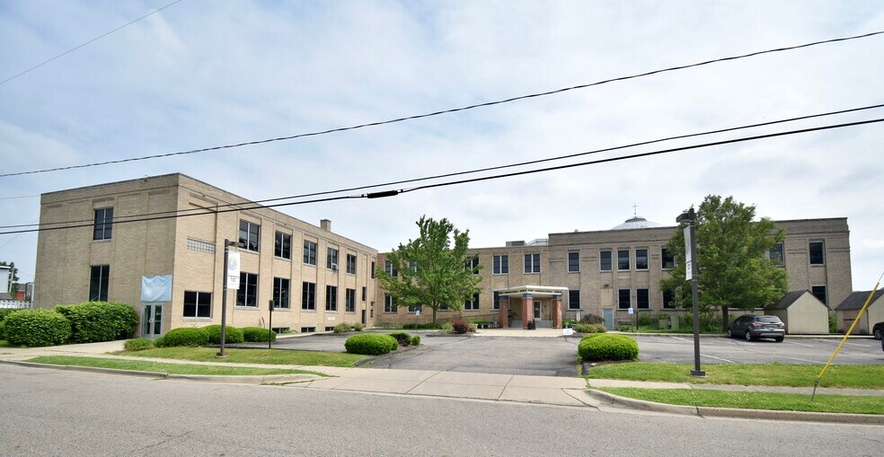 145 Capital Ave NE, Battle Creek, MI à vendre - Photo du bâtiment - Image 2 de 25