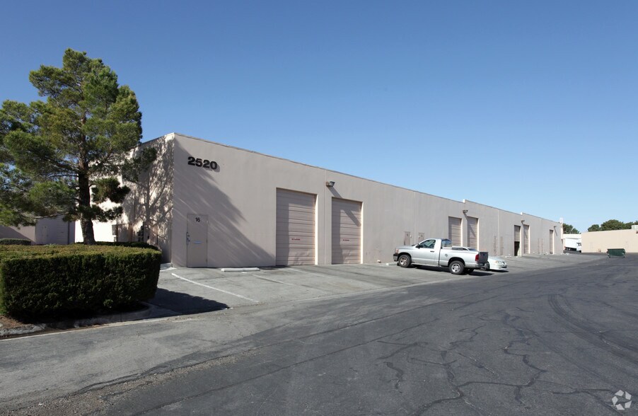 2520 E Sunset Ave, Las Vegas, NV à louer - Photo du bâtiment - Image 2 de 5