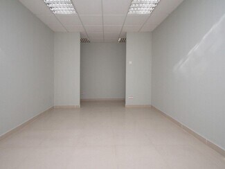 Plus de détails pour Multi-résidentiel à vendre