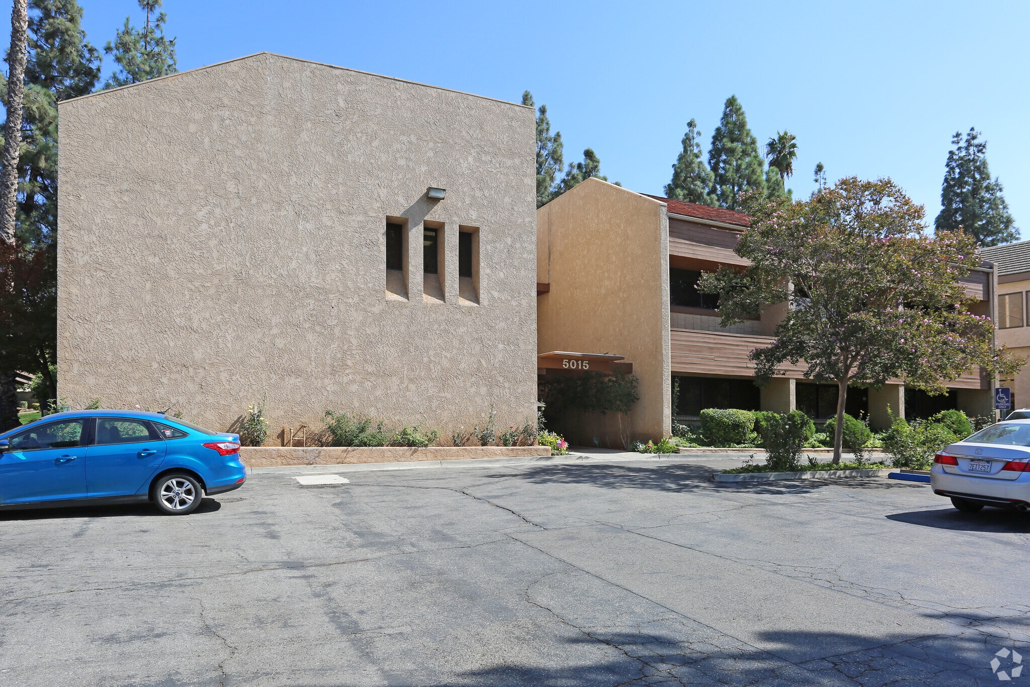 5015 Canyon Crest Dr, Riverside, CA à louer Photo principale- Image 1 de 8
