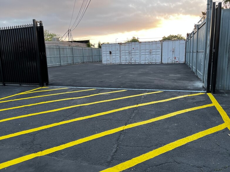 7305 Deering Ave, Canoga Park, CA for lease - Building Photo - Image 2 of 15