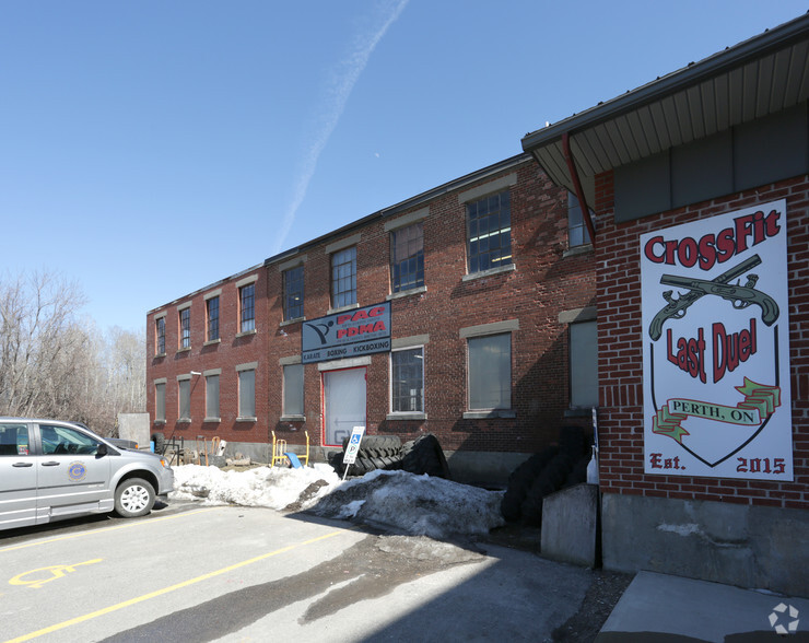 1 Sherbrooke St E, Perth, ON à louer - Photo du bâtiment - Image 3 de 8