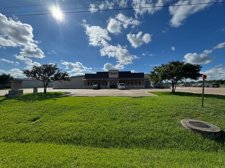 8316 Lone Tree Rd, Victoria, TX for sale - Building Photo - Image 2 of 77
