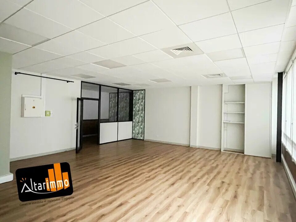 Office in Chartres for lease Interior Photo- Image 1 of 6