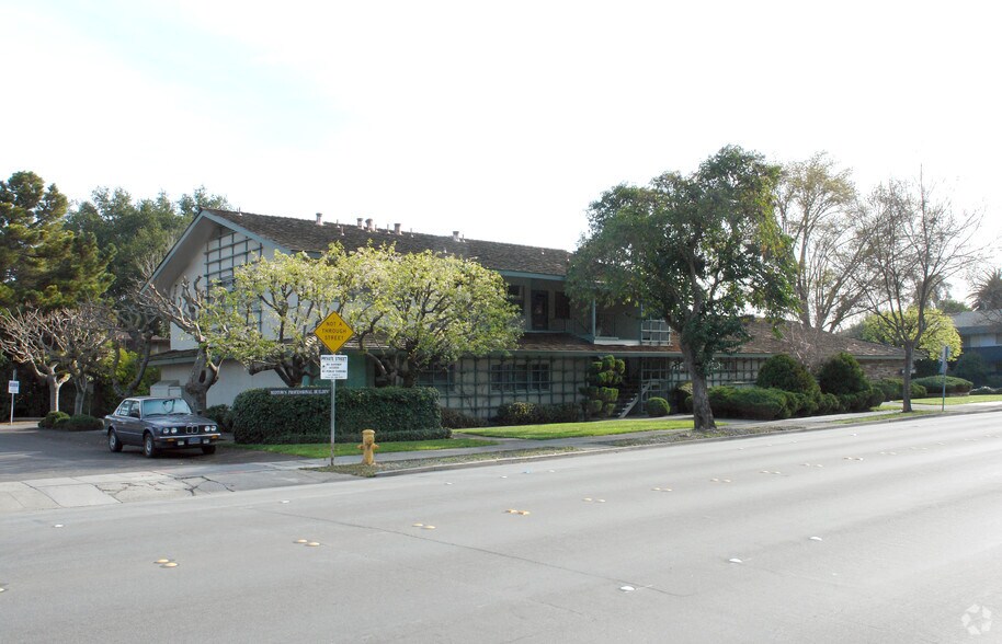 2875 Middlefield Rd, Palo Alto, CA for lease - Primary Photo - Image 1 of 3