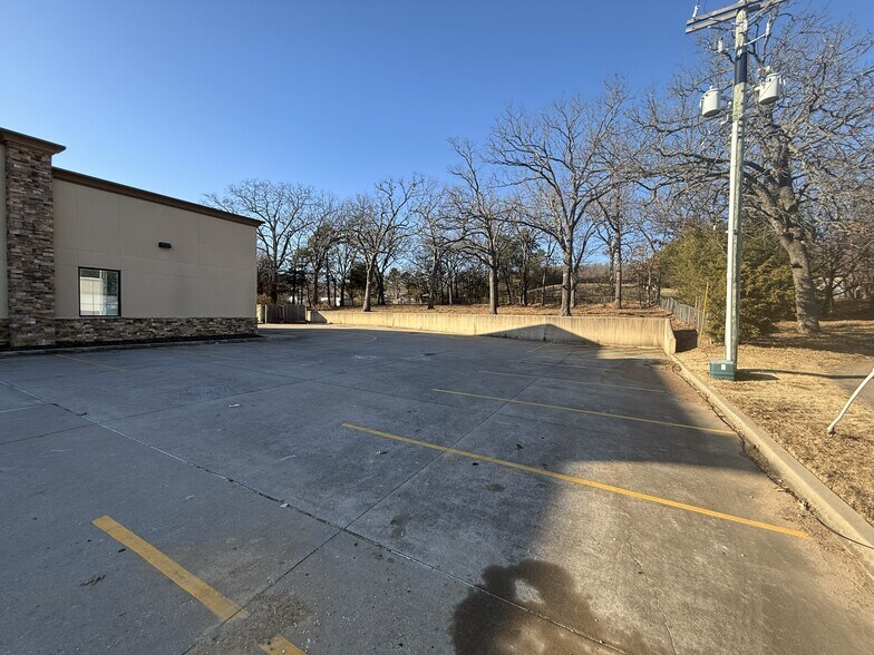 2868 W Martin Luther King Blvd, Fayetteville, AR à vendre - Photo du bâtiment - Image 3 de 16