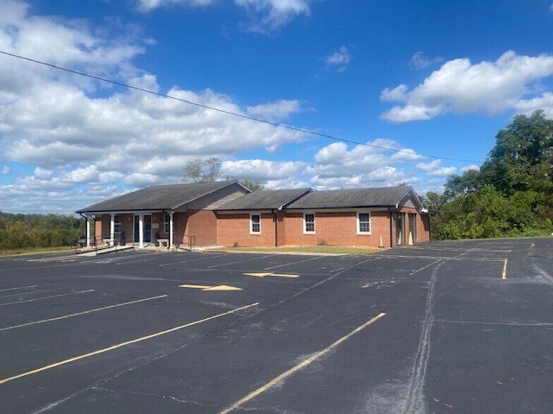 109 Fontaine Dr, Ridgeway, VA à vendre - Photo du bâtiment - Image 1 de 43