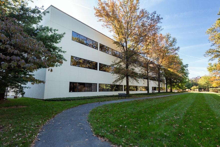 9711 Medical Center Dr, Rockville, MD à louer - Photo du bâtiment - Image 2 de 7
