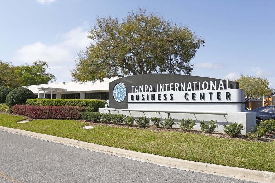 5301 W Idlewild Ave, Tampa, FL à louer - Photo du bâtiment - Image 2 de 8