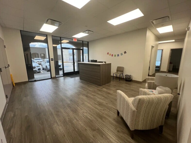 5215 Essen Ln, Baton Rouge, LA à louer - Photo du bâtiment - Image 2 de 14