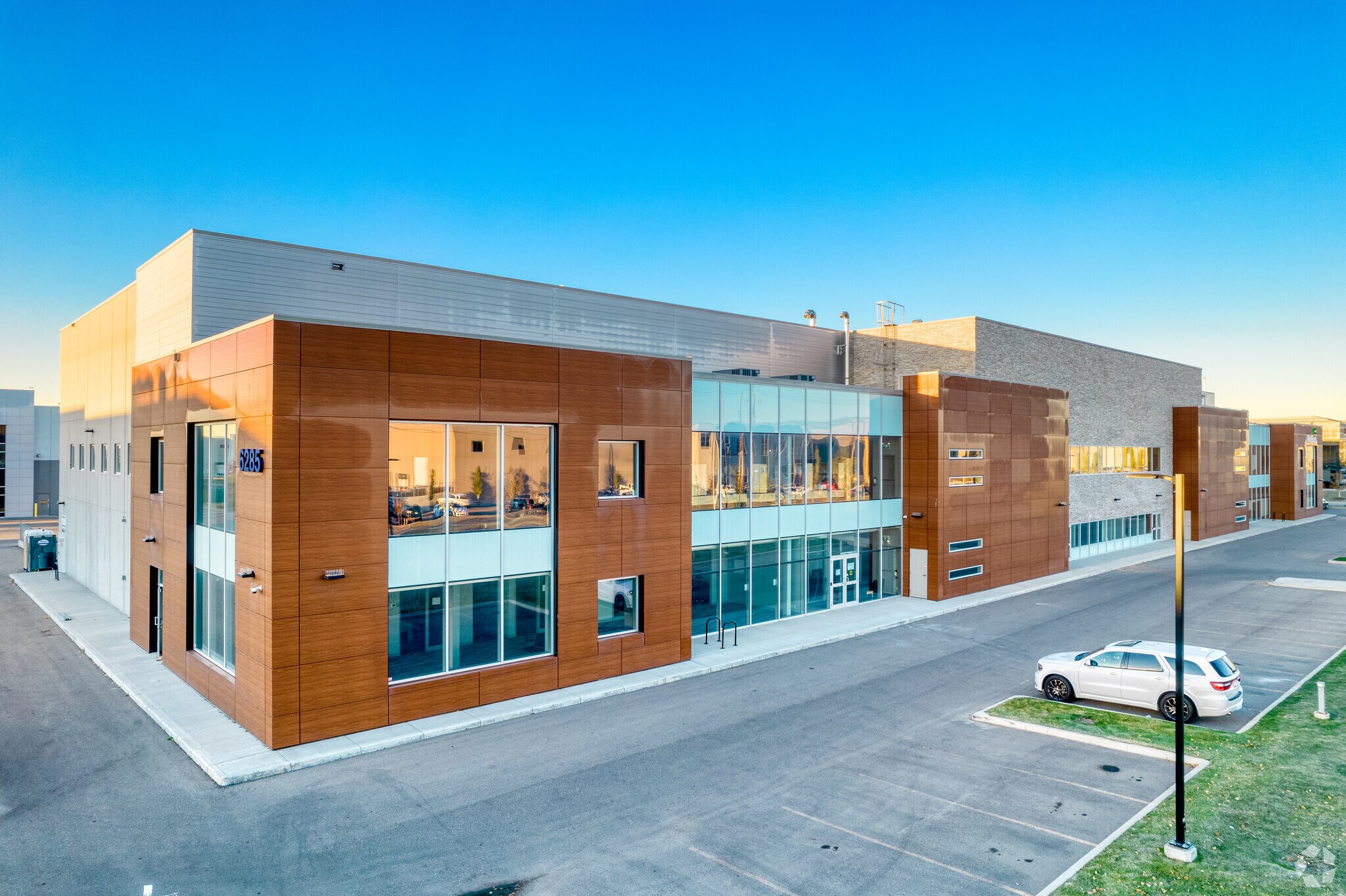 6285 76th Ave SE, Calgary, AB for sale Primary Photo- Image 1 of 1