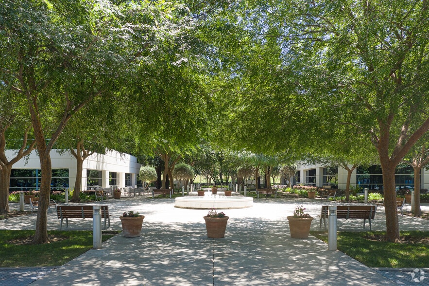 1740 Creekside Oaks Dr, Sacramento, CA for lease - Building Photo - Image 3 of 4