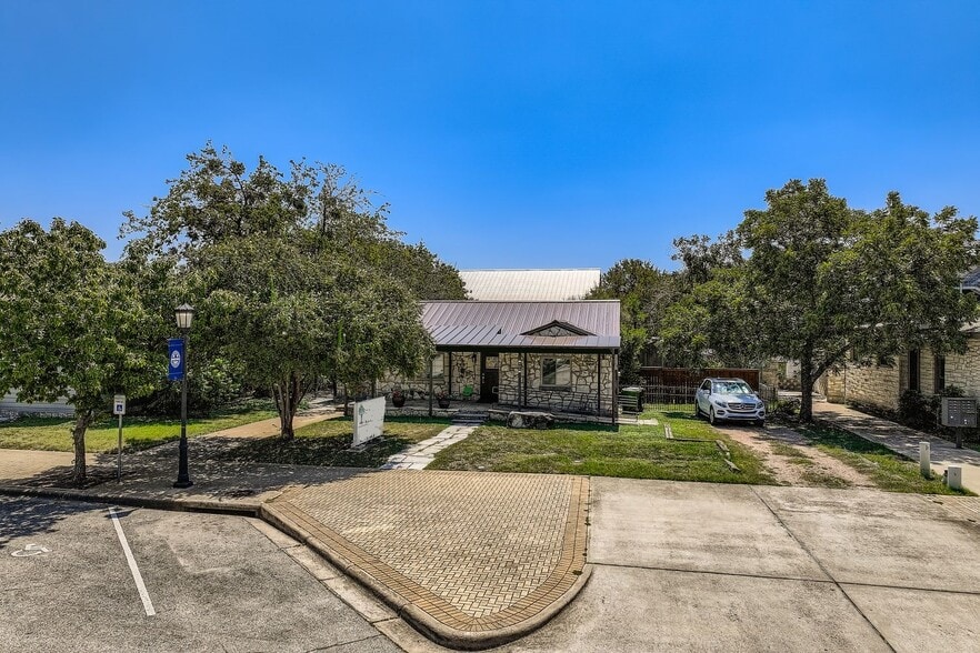 405 W Main St, Round Rock, TX for lease - Building Photo - Image 1 of 39