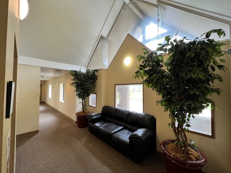 1326 Freeport Rd, Pittsburgh, PA for lease - Interior Photo - Image 2 of 7