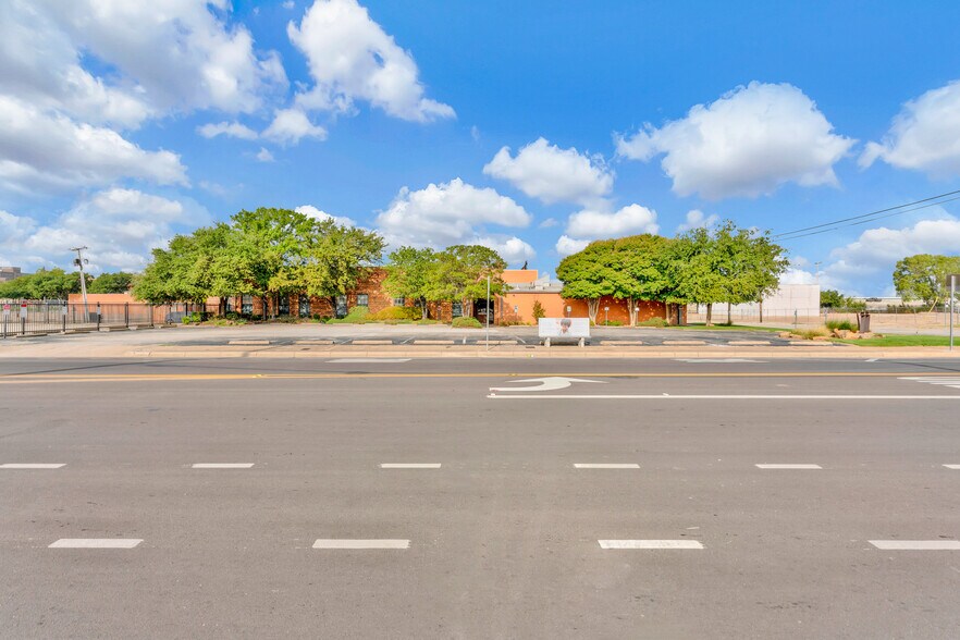 707 W Vickery Blvd, Fort Worth, TX à louer - Photo du bâtiment - Image 2 de 15