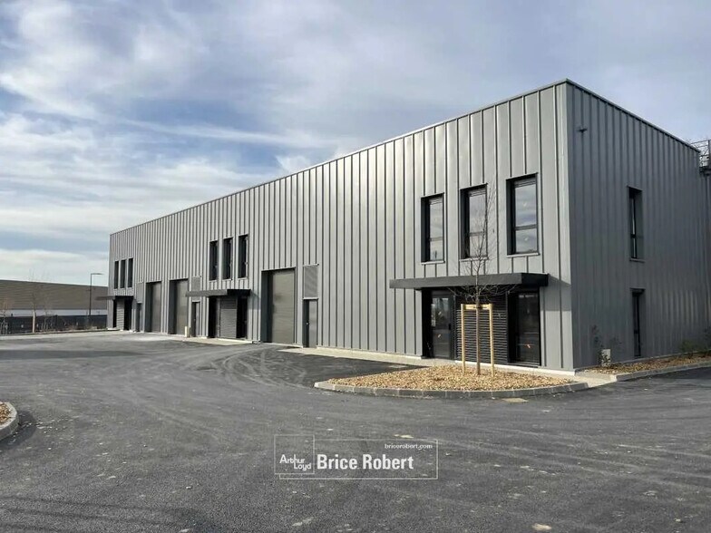 Flex dans Mionnay à louer - Photo du bâtiment - Image 1 de 14