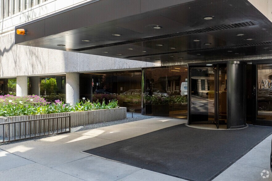 200 E Delaware Pl, Chicago, IL à vendre - Photo du bâtiment - Image 2 de 6