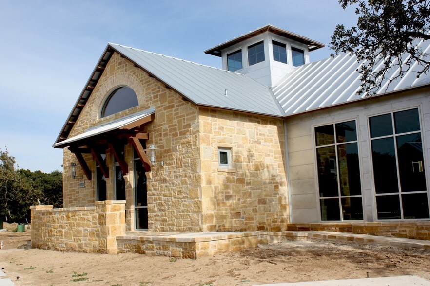 16022 Via Shavano, San Antonio, TX à louer - Photo du bâtiment - Image 3 de 16