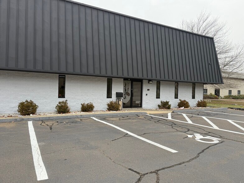 182 Commerce St, East Haven, CT à louer - Photo du bâtiment - Image 3 de 13