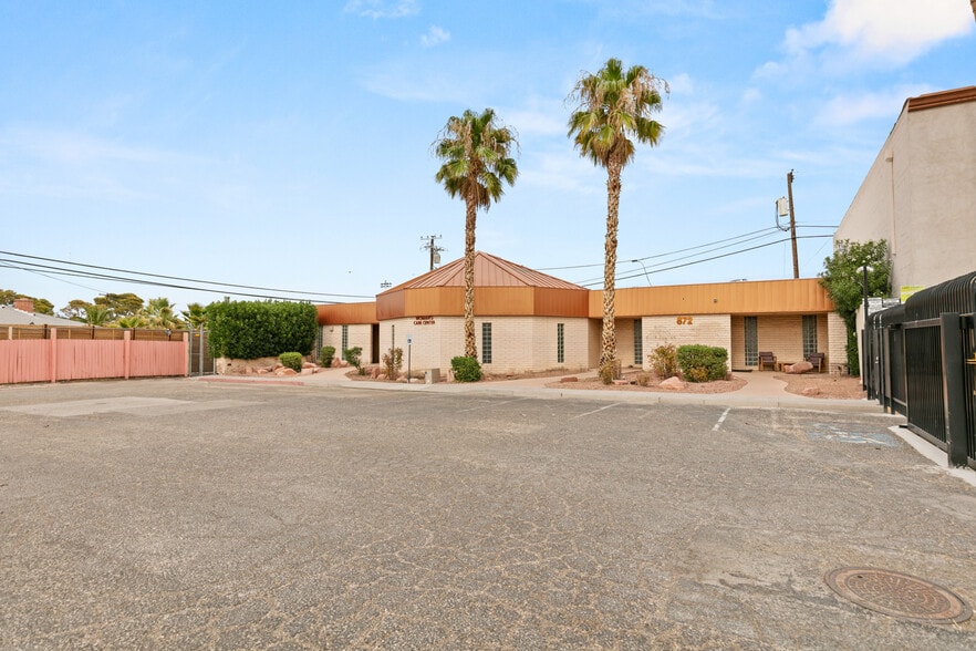 872 E Sahara Ave, Las Vegas, NV for lease - Primary Photo - Image 1 of 196