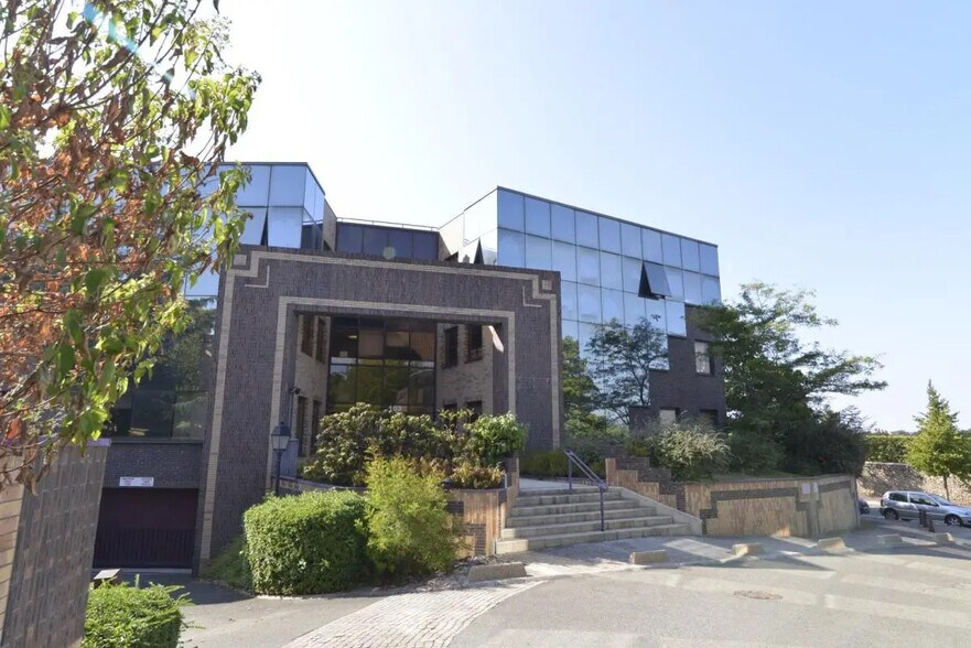 Bureau dans Saint-Germain-en-Laye à louer - Photo du bâtiment - Image 1 de 29