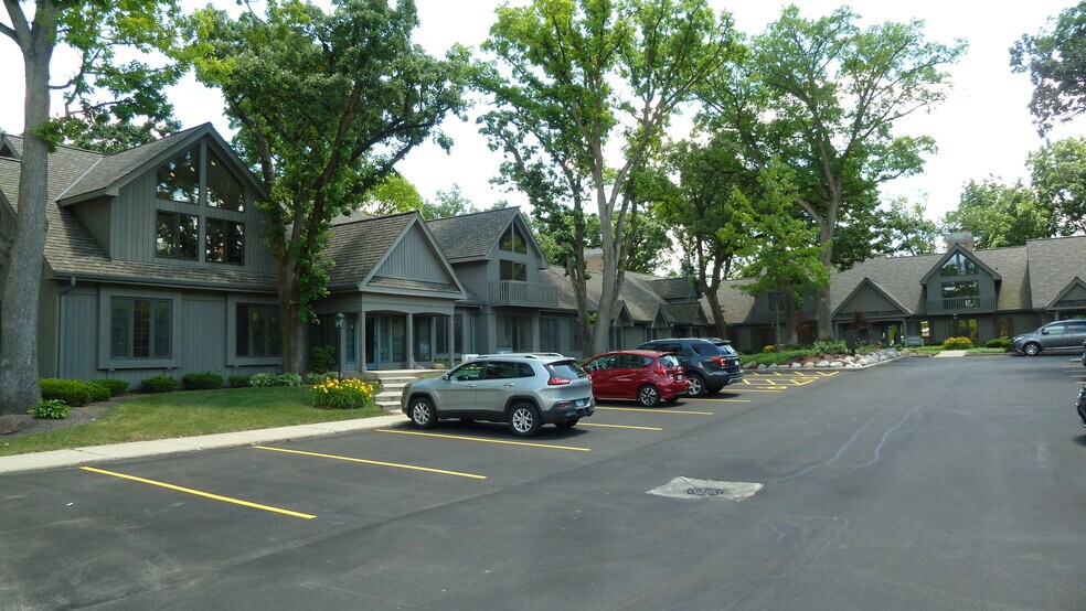 475 W Terra Cotta Ave, Crystal Lake, IL à louer - Photo du bâtiment - Image 2 de 21