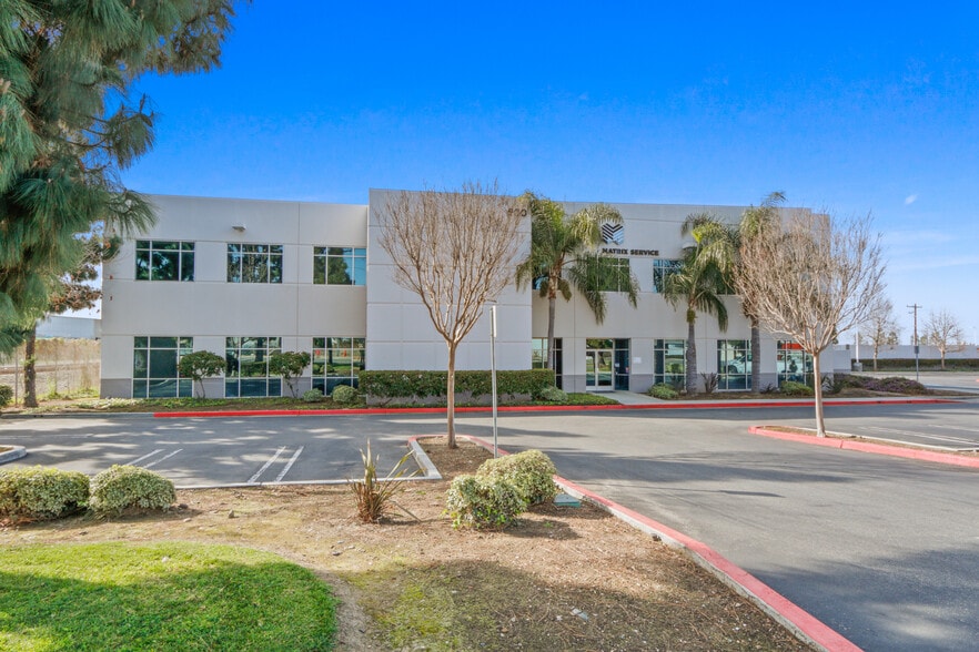 500 W Collins Ave, Orange, CA for lease - Building Photo - Image 2 of 5