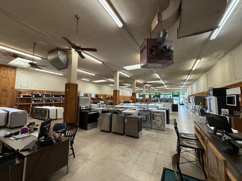 122 W 7th St, Hanford, CA for sale - Interior Photo - Image 3 of 12