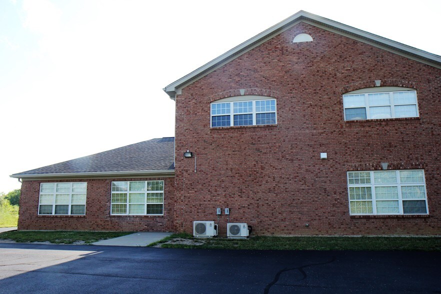 5900 Long Meadow Dr, Middletown, OH à vendre - Photo du bâtiment - Image 2 de 4