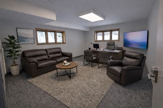 5881 Cedar Lake Rd S, Saint Louis Park, MN à louer Photo intérieure- Image 2 de 5