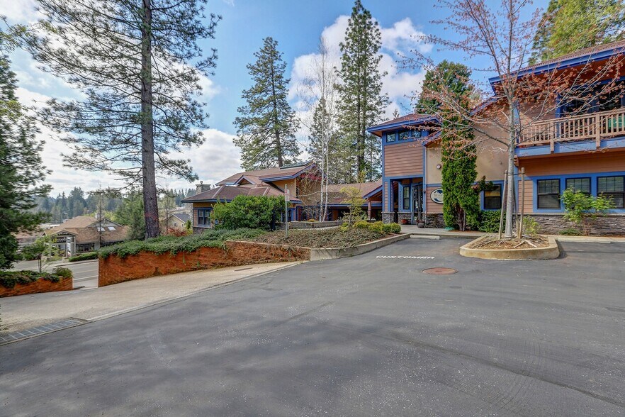 1740 E Main St, Grass Valley, CA à louer - Photo du bâtiment - Image 2 de 26