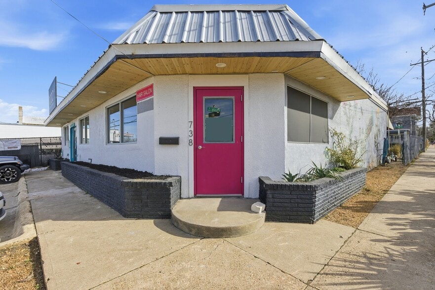 738 W Davis St, Dallas, TX for sale - Building Photo - Image 2 of 15