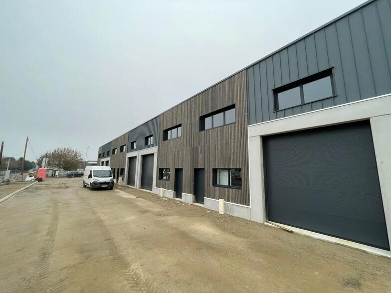 Flex in Ennery for lease - Building Photo - Image 2 of 8