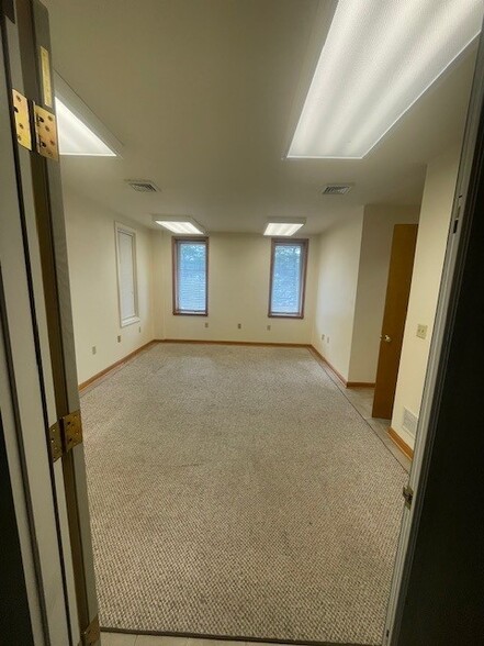 2422 Gehman Ln, Lancaster, PA for lease - Interior Photo - Image 3 of 14