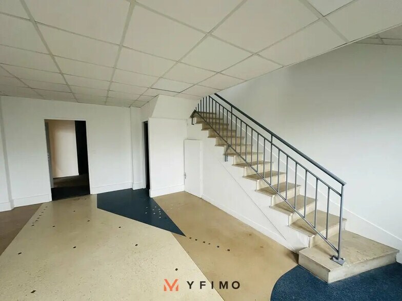 Flex in Coignières for lease - Interior Photo - Image 3 of 6