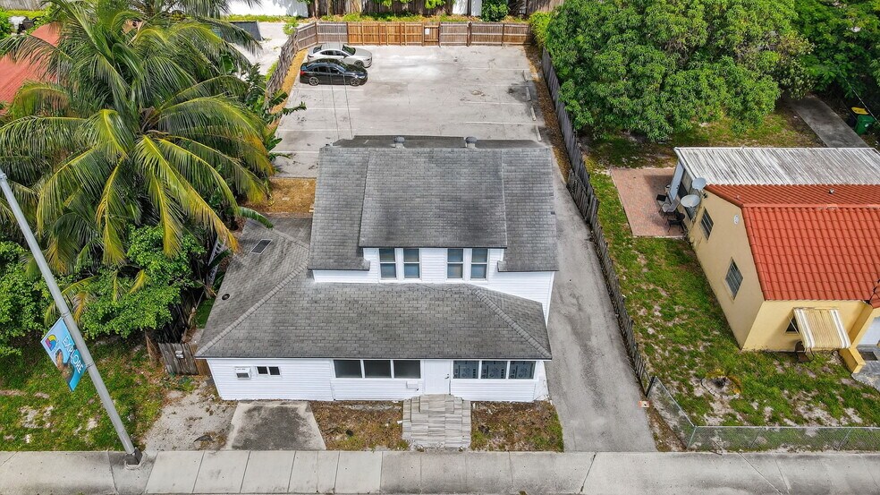 220 SW 16th St, Dania Beach, FL à louer - Photo du bâtiment - Image 3 de 21